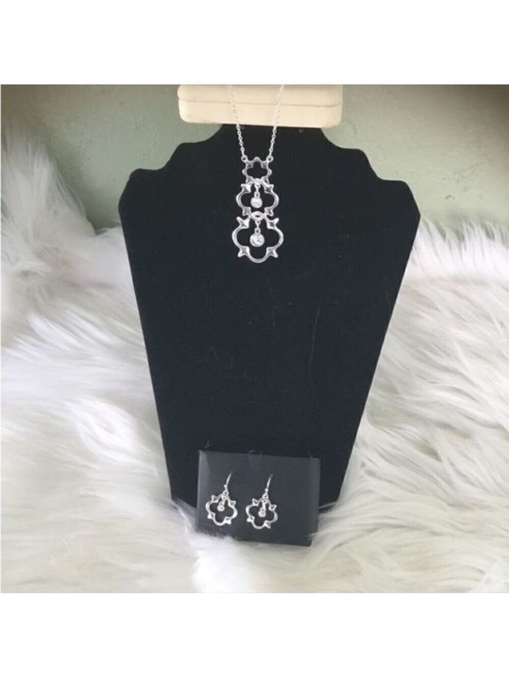 AVON NWT Keystone Long‎ Pendant necklace and earring set Silvertone
New …